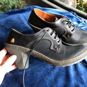 Comfortable rubber heal shoe.